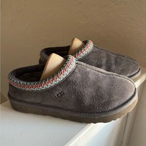 Ugg Tasman size 7 in gray shoes slip on Leather suede